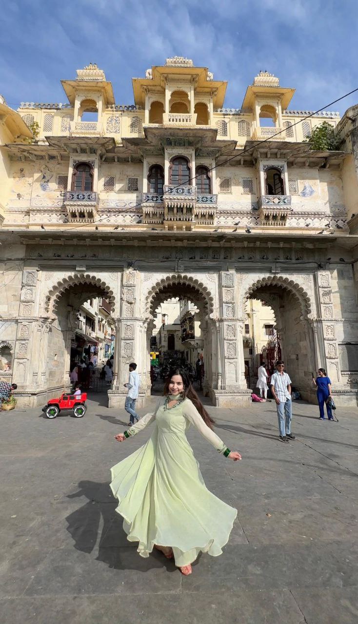 Elegant Hand Khatli Embroidered Georgette Gown Set with Dupatta